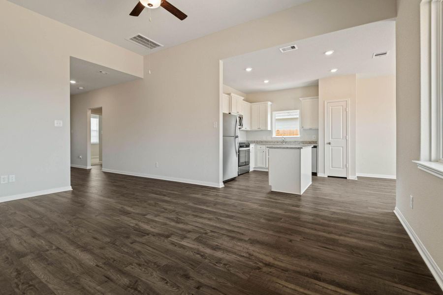 Spacious, unfurnished interior of a new home in Trails at Cochran Ranch, Waller (Image 5).