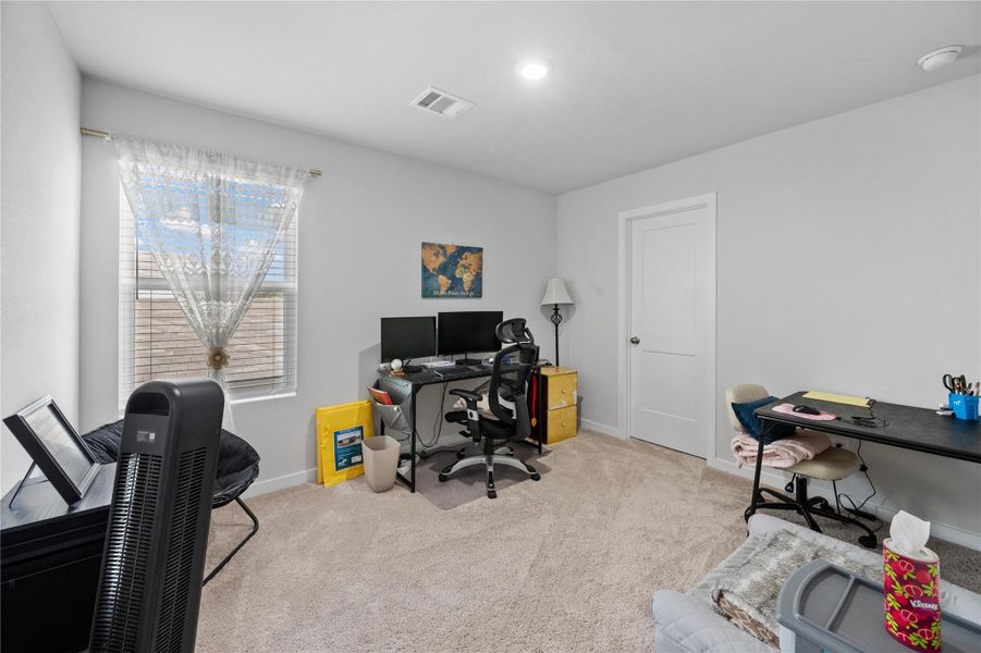 Furnished interior view inside a new home in Sherwood Glen, Conroe (Image 9).
