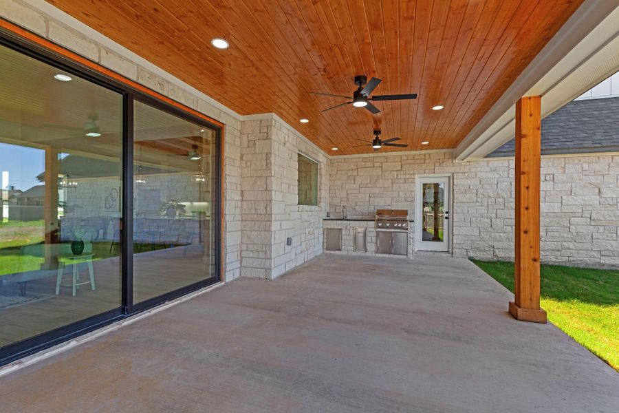 View of patio featuring an outdoor kitchen and ceiling fan View of patio featuring an outdoor kitchen and ceiling fan
