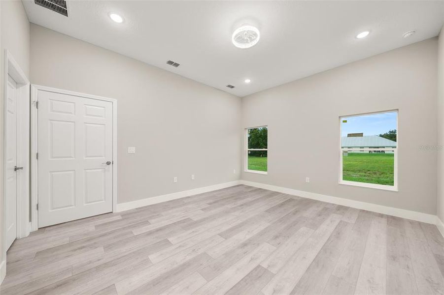 Spacious, unfurnished interior of a new home in , Sebring (Image 39).
