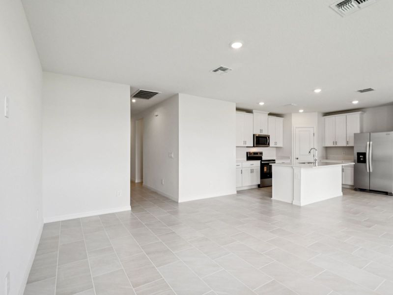 Spacious, unfurnished interior of a new home in Hamilton Bluff - Classic Series, Haines City (Image 7).