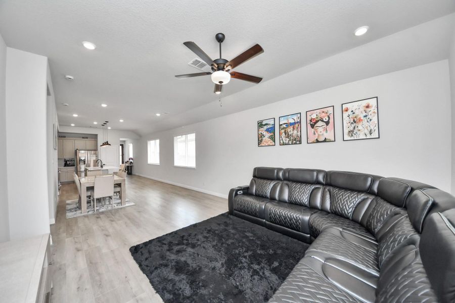 Furnished interior view inside a new home in , Conroe (Image 10).
