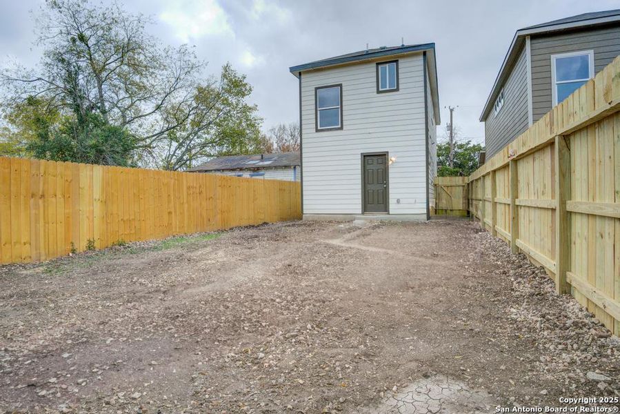 Exterior details and patio area of a home in , San Antonio (Image 4).