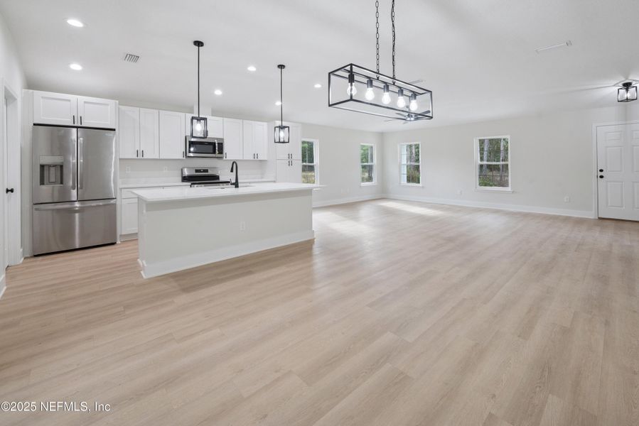 Spacious, unfurnished interior of a new home in , Florahome (Image 30).