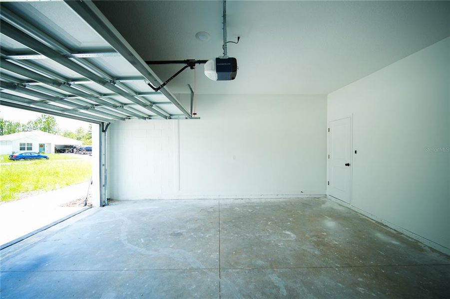 Spacious, unfurnished interior of a new home in , Ocala (Image 28).