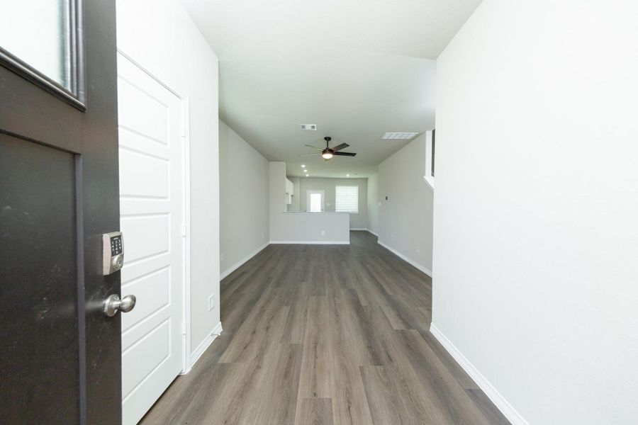 Spacious, unfurnished interior of a new home in Granger Pines, Conroe (Image 16).