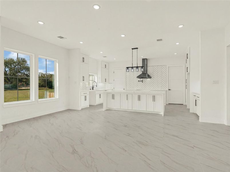 Spacious, unfurnished interior of a new home in , Rosharon (Image 16).