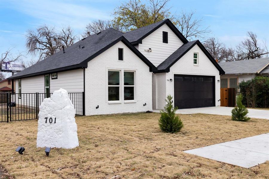 Modern farmhouse featuring a front lawn