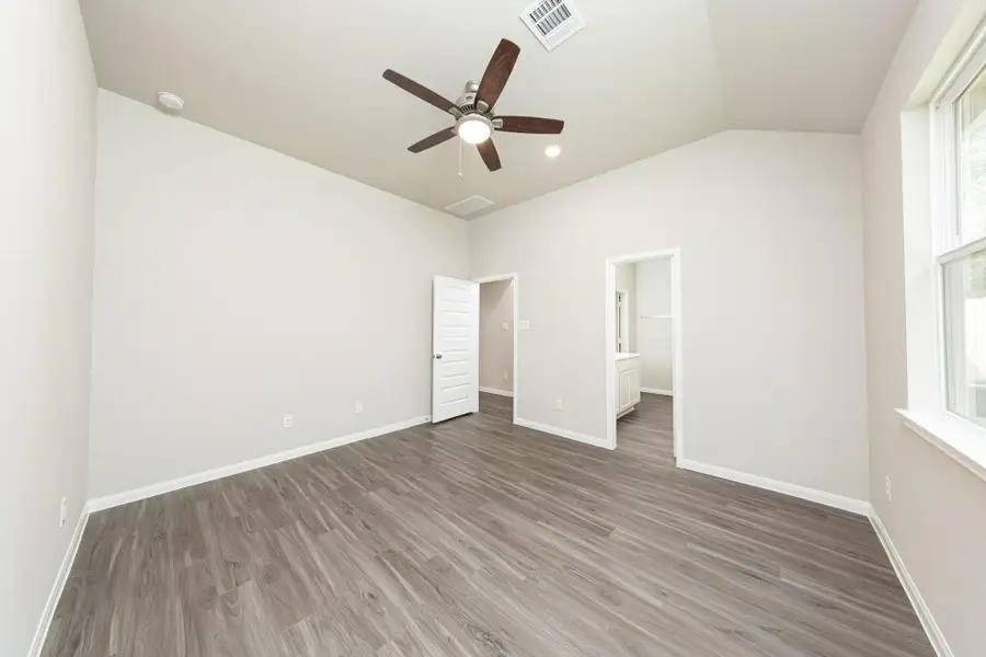 Spacious, unfurnished interior of a new home in Lake Conroe Area Homes, Montgomery (Image 9).