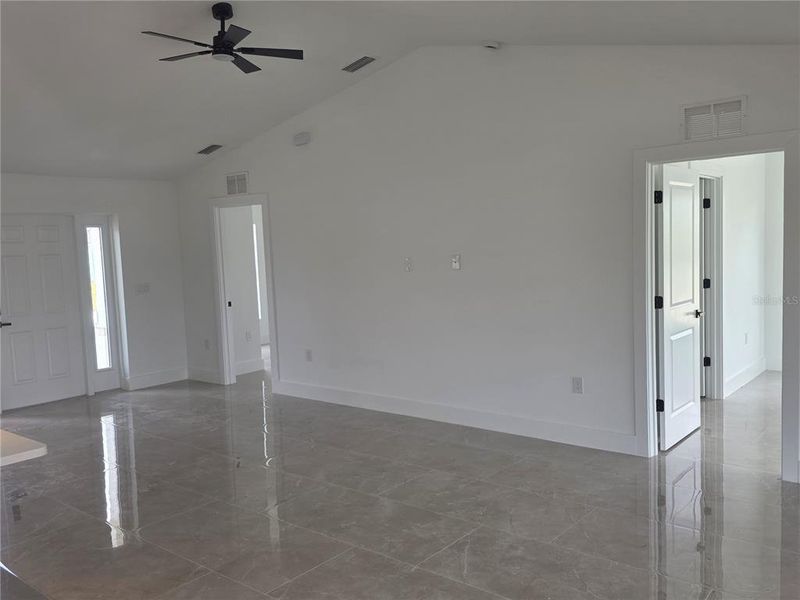 Spacious, unfurnished interior of a new home in , Cape Coral (Image 34).