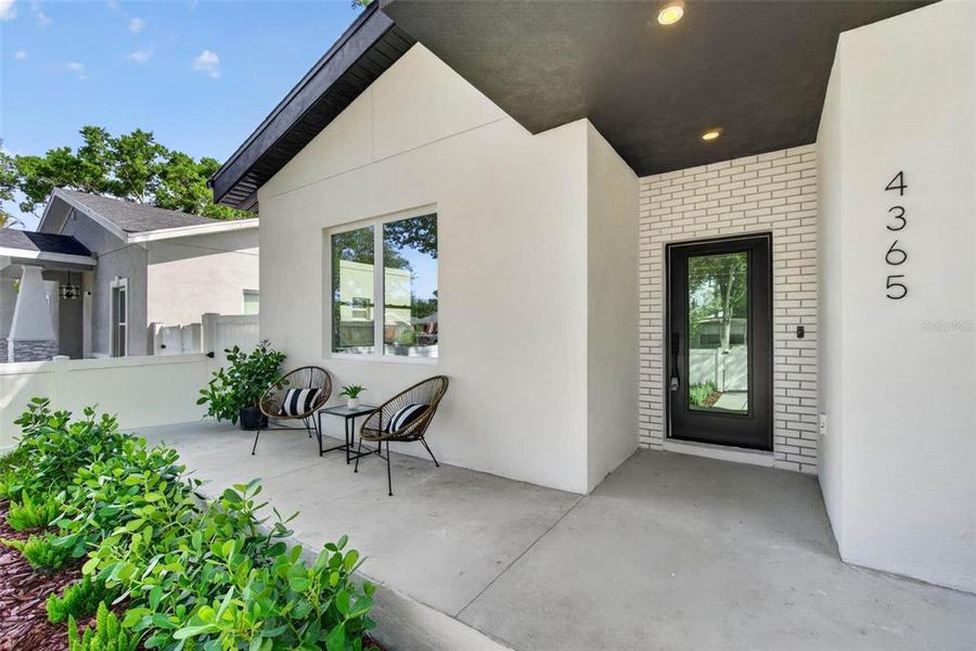 Exterior details and patio area of a home in , St. Petersburg (Image 24).