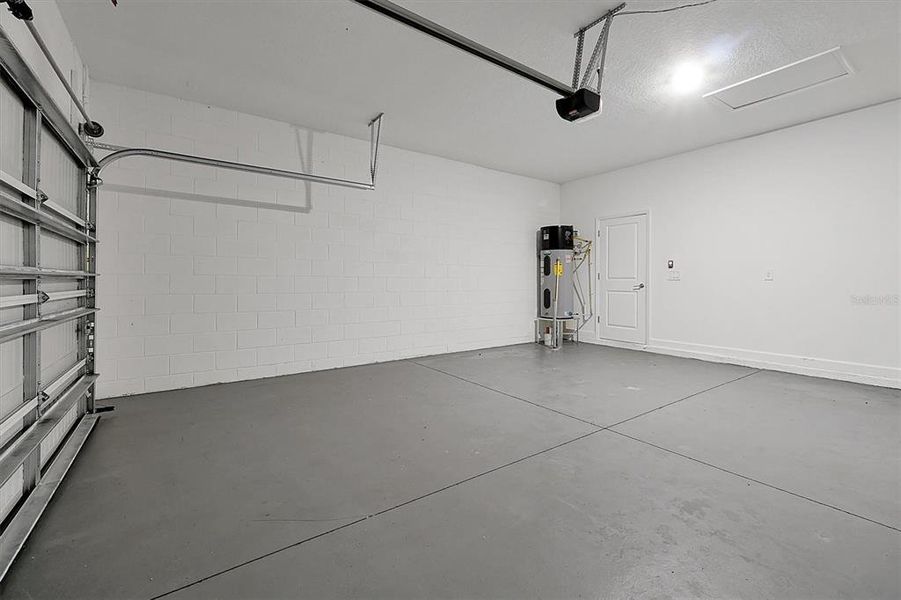 Spacious, unfurnished interior of a new home in , Orlando (Image 27).