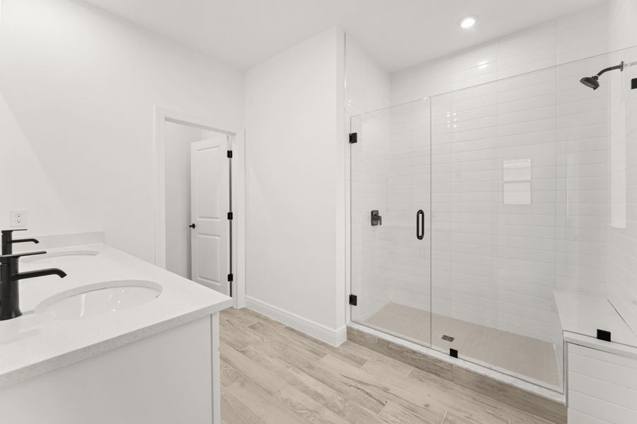 Spacious, unfurnished interior of a new home in Newfield - Rosette Park, Palm City (Image 12).