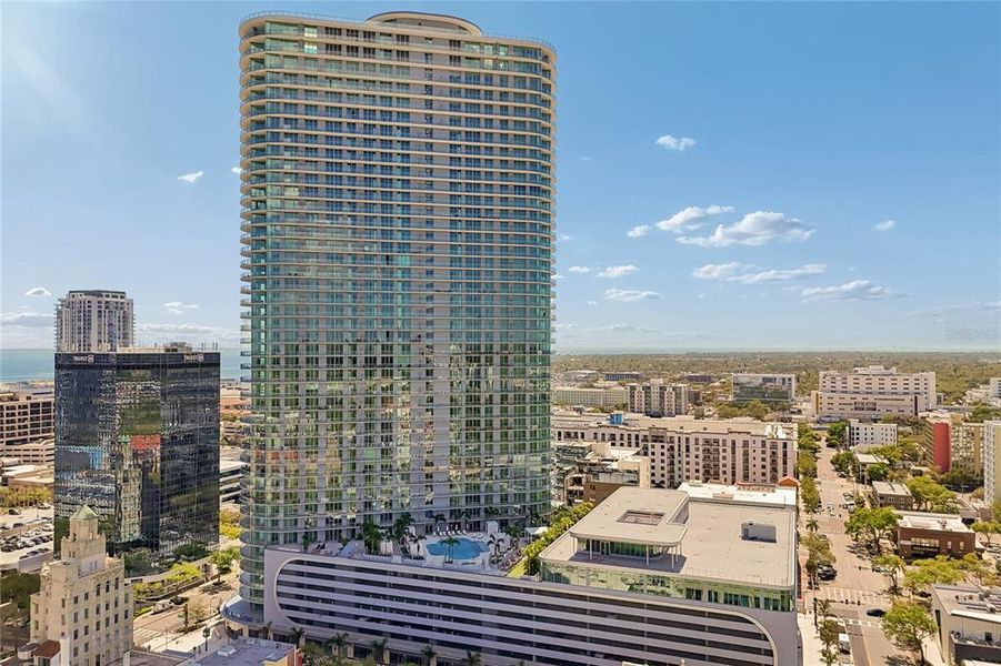 Condo located in St. Petersburg, FL showcasing its design and architecture (Image 36).