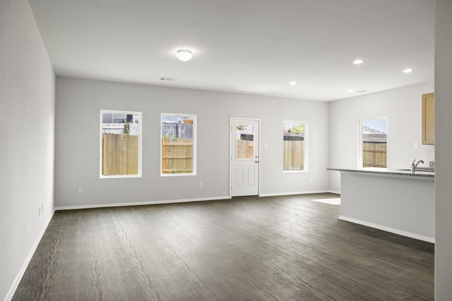 Spacious, unfurnished interior of a new home in Cloverleaf, Austin (Image 15).