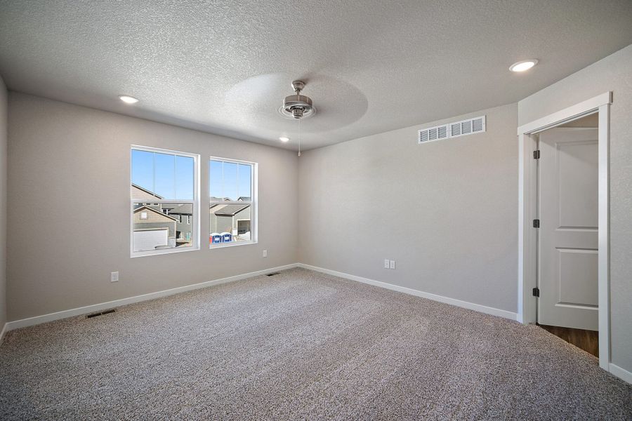 Spacious, unfurnished interior of a new home in Ridge at Lorson Ranch, Colorado Springs (Image 26).