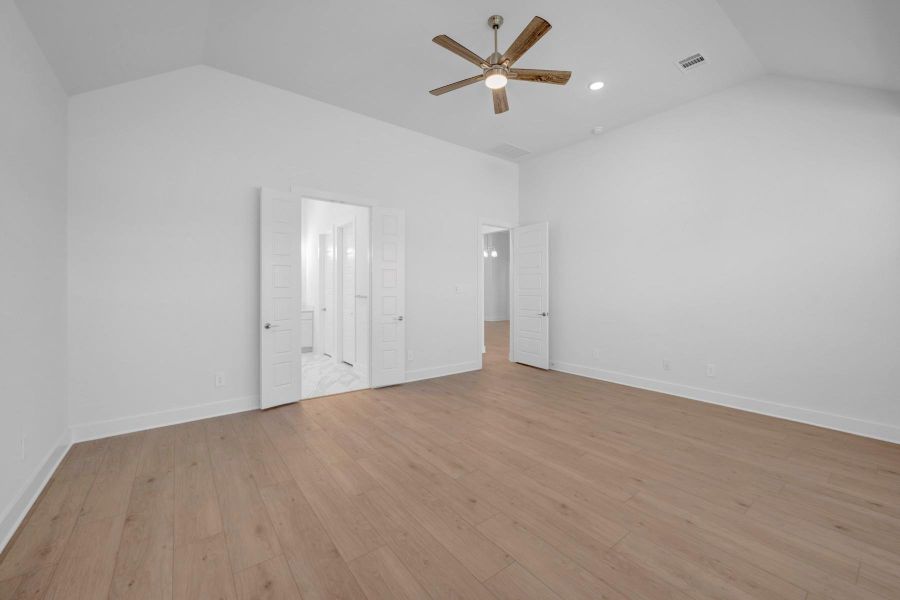 Spacious, unfurnished interior of a new home in Lone Star Landing, Montgomery (Image 39).