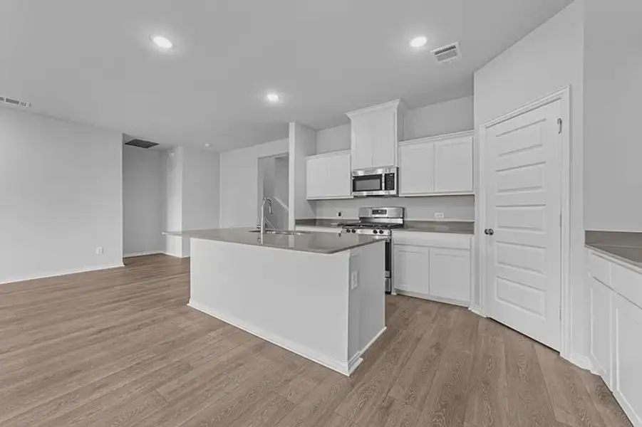 Furnished interior view inside a new home in Rolling Ridge, Van Alstyne (Image 8).
