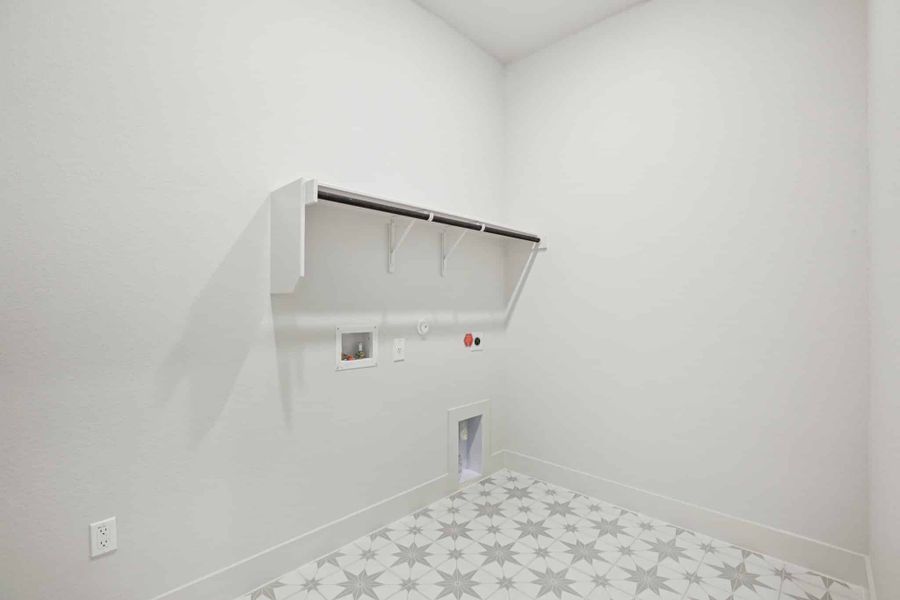 Spacious, unfurnished interior of a new home in Sunfield, Buda (Image 25).