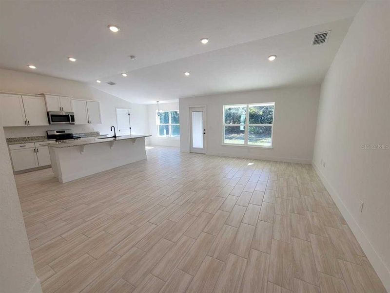 Spacious, unfurnished interior of a new home in , Ocala (Image 13).