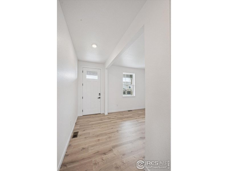 Spacious, unfurnished interior of a new home in Hansen Farm, Fort Collins (Image 11).
