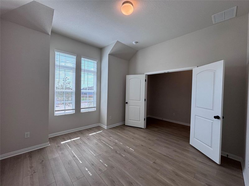 Spacious, unfurnished interior of a new home in The Colony 50s, Cedar Creek (Image 25).