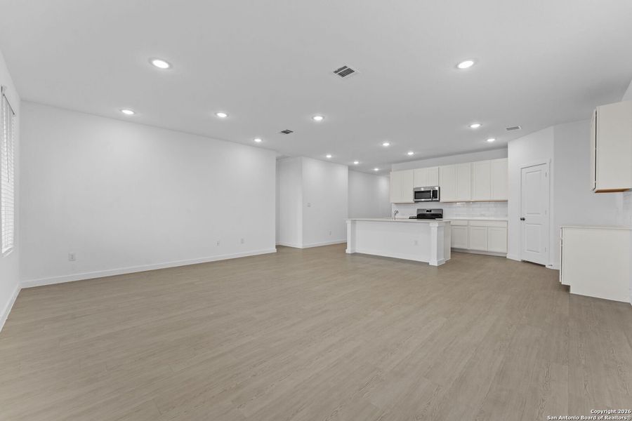 Spacious, unfurnished interior of a new home in Voss Farms, New Braunfels (Image 21).