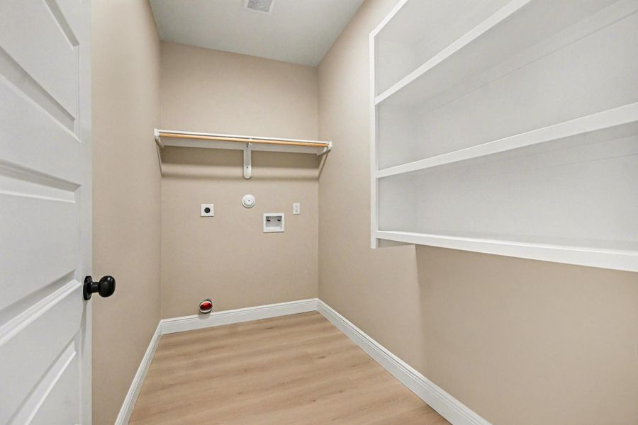 Spacious, unfurnished interior of a new home in , La Marque (Image 13).