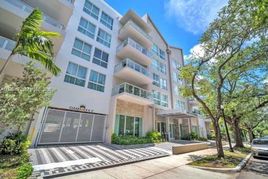 Condo located in Hollywood, FL showcasing its design and architecture (Image 3).