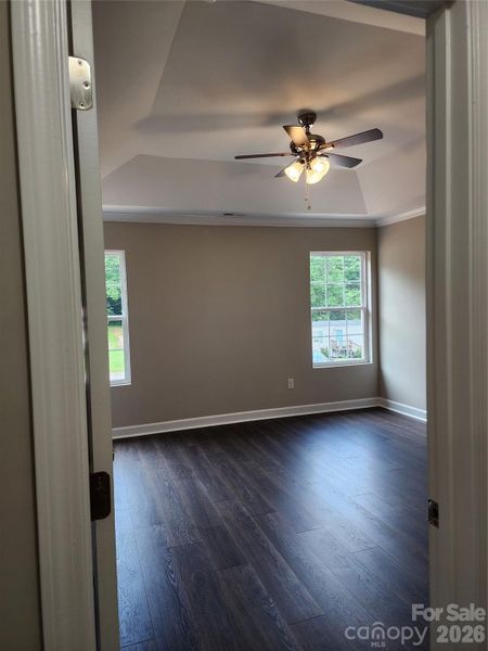 Master Bedroom w/Tray Clg and Crown Molding