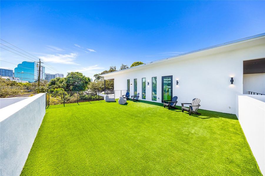 Exterior details and patio area of a home in , Miami (Image 26).