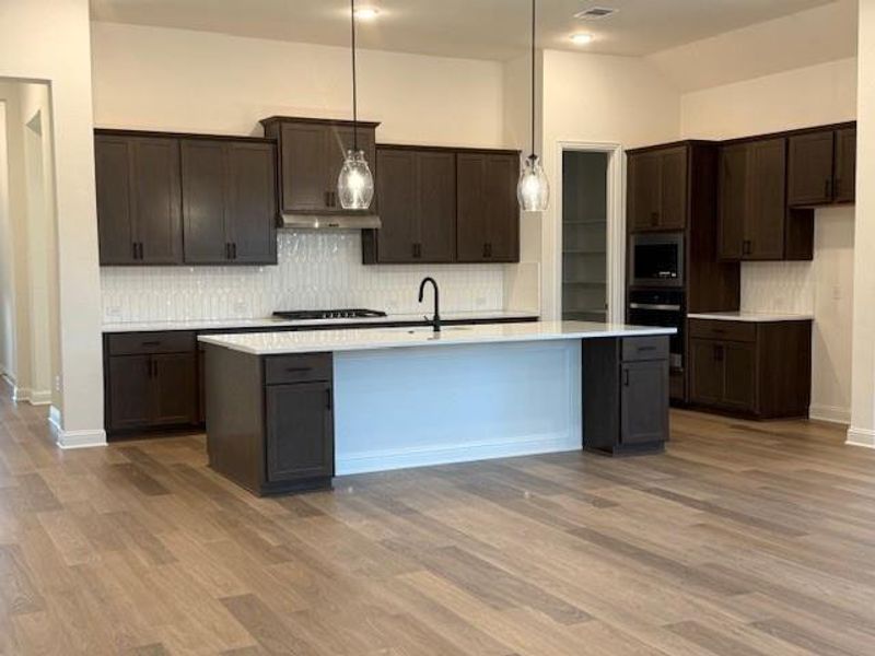 Large Center Island in Kitchen