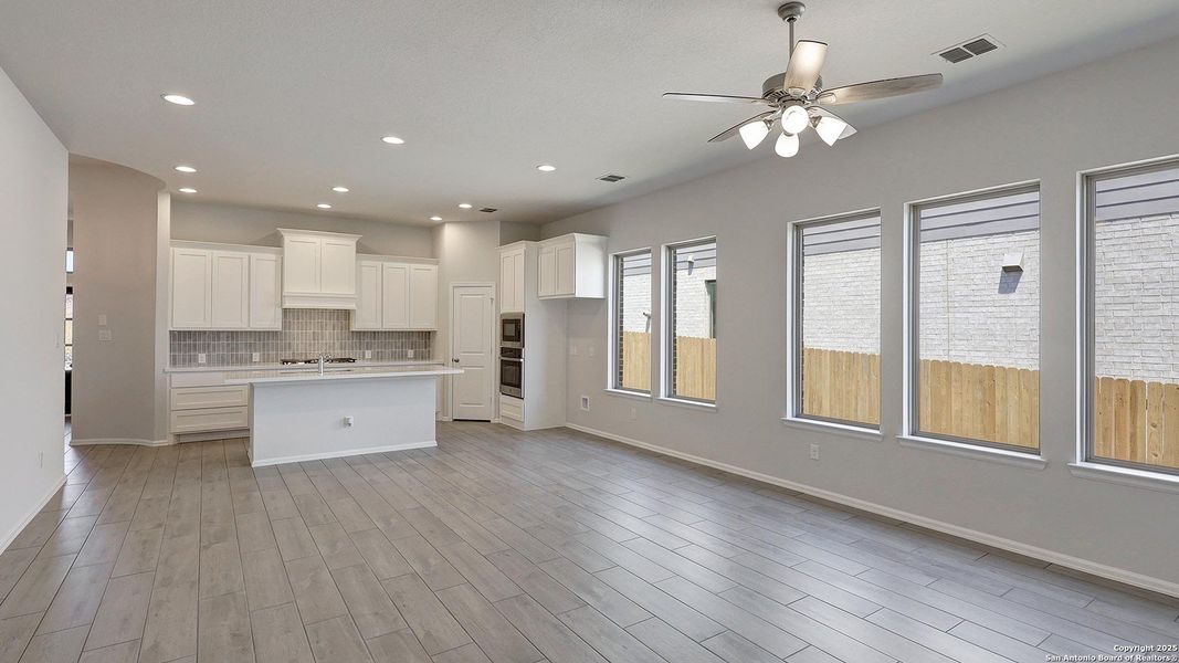 Spacious, unfurnished interior of a new home in Ladera 40', San Antonio (Image 27). Spacious, unfurnished interior of a new home in Ladera 40', San Antonio (Image 27).