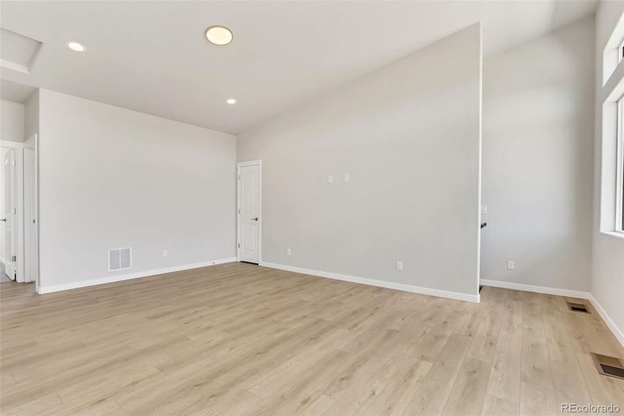 Spacious, unfurnished interior of a new home in , Monument (Image 18).