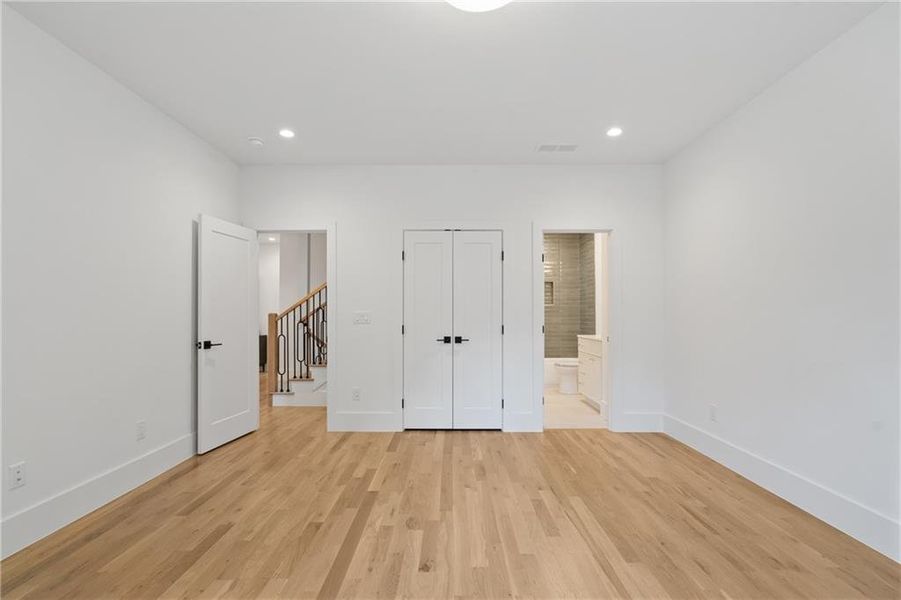 Spacious, unfurnished interior of a new home in , Brookhaven (Image 20).