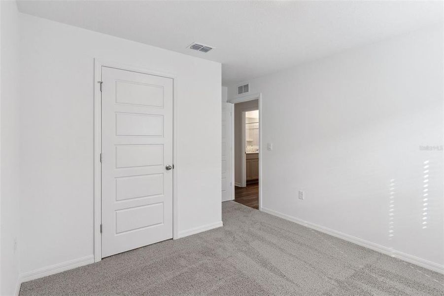 Spacious, unfurnished interior of a new home in Magnolia Pointe, Umatilla (Image 20).