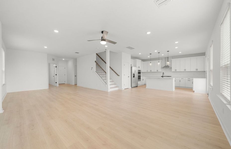 Spacious, unfurnished interior of a new home in Sunfield, Buda (Image 28).