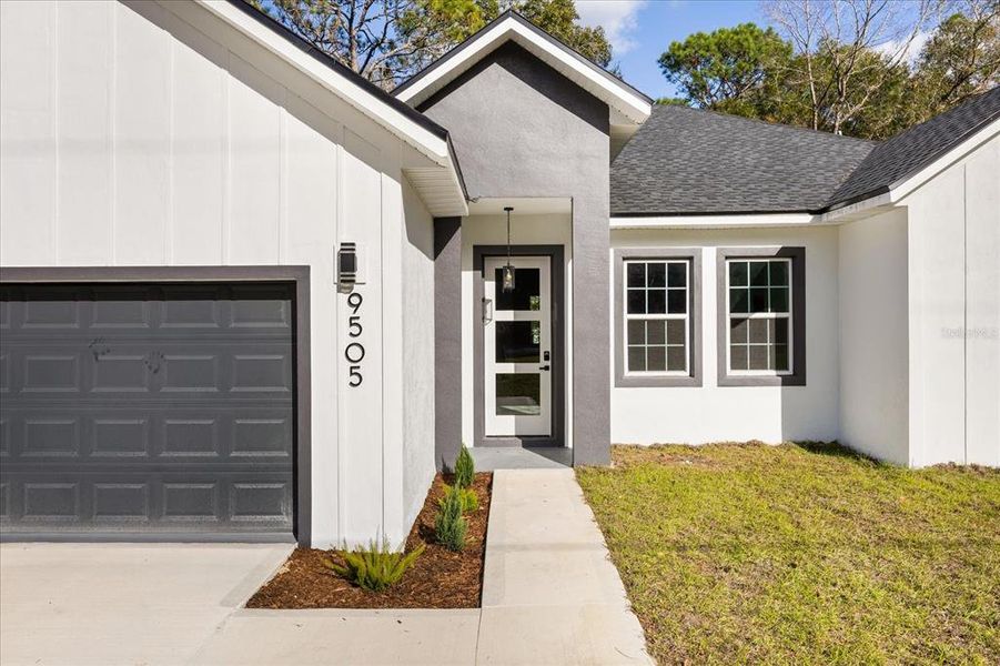 Exterior details and patio area of a home in , Citrus Springs (Image 3).