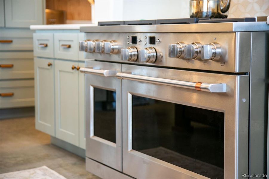 Double Oven Free standing GE Cafe propane stove