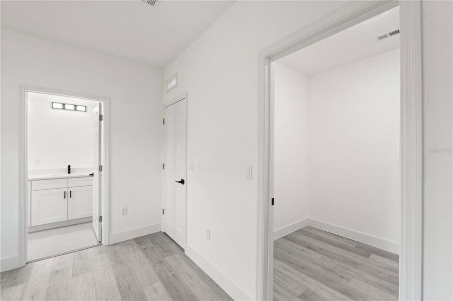 Spacious, unfurnished interior of a new home in , Clermont (Image 27).