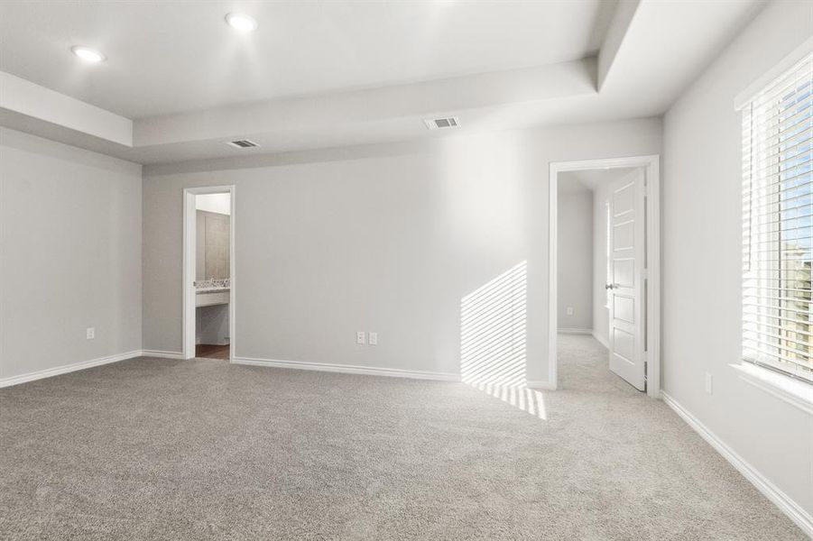 Spacious, unfurnished interior of a new home in Rocky Creek Crossing, Fort Worth (Image 12).