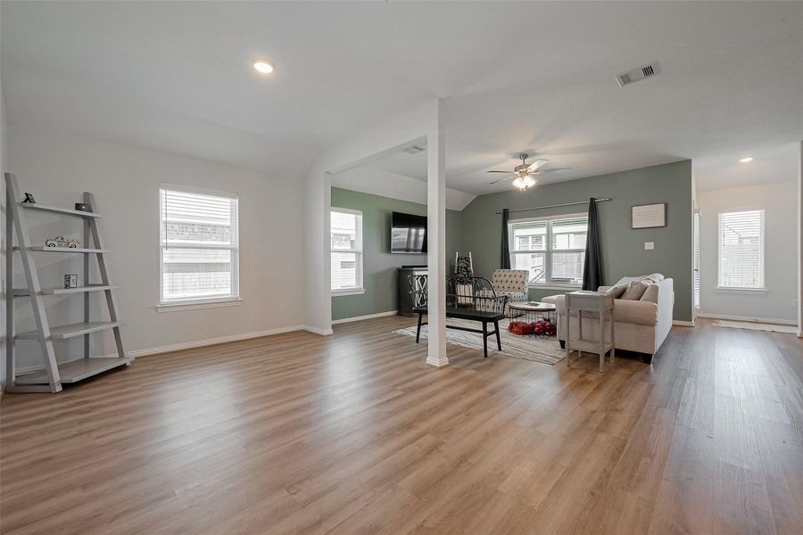 Image 20 of a home in Oakwood Estates.