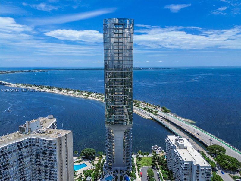 Condo located in Miami, FL showcasing its design and architecture (Image 3).