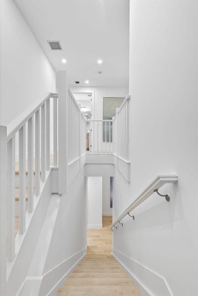 High 10ft and 9ft Ceilings High 10ft and 9ft Ceilings