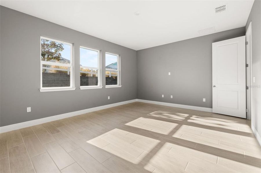 Spacious, unfurnished interior of a new home in Green Key Village, Lady Lake (Image 20).