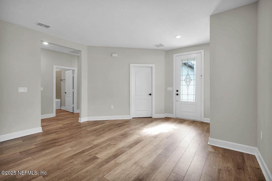 Spacious, unfurnished interior of a new home in , Jacksonville (Image 18).