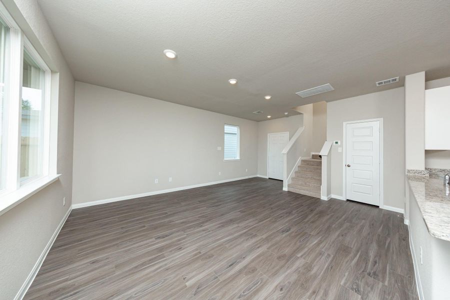 Spacious, unfurnished interior of a new home in Cliffstone Hills, Conroe (Image 19).