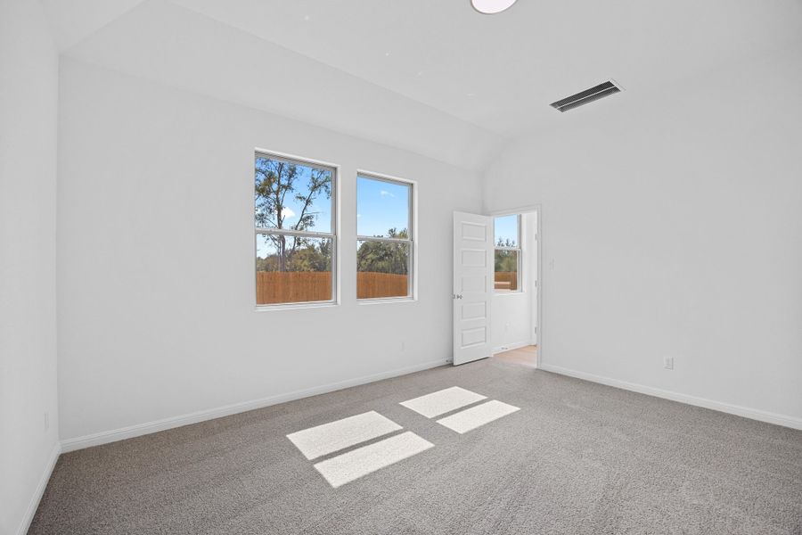 Spacious, unfurnished interior of a new home in Trinity Ranch, Elgin (Image 24).