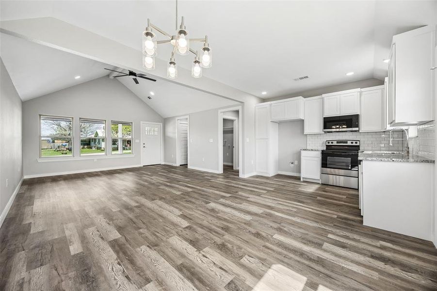 Spacious, unfurnished interior of a new home in , Itasca (Image 18).