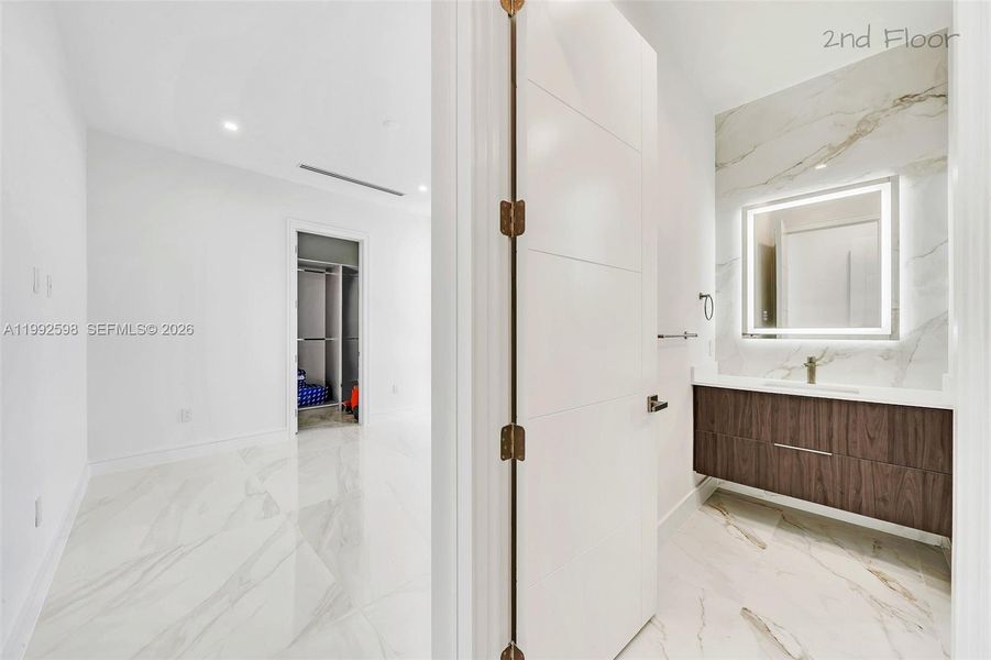 Spacious, unfurnished interior of a new home in , Key Largo (Image 56).